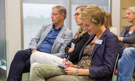 vrouw maakt notities tijdens workshop