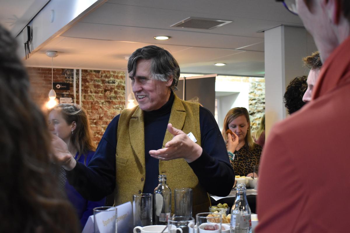 Deelnemers met elkaar in gesprek tijdens de bijeenkomst