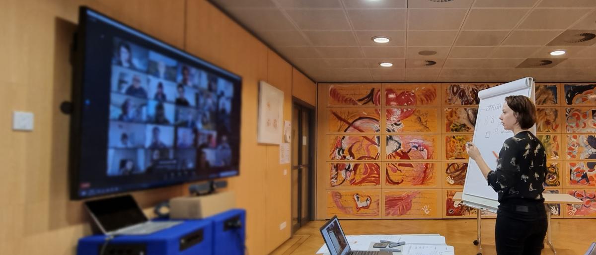 Succesvol communiceren workshop in zaal voor Zoom deelnemers