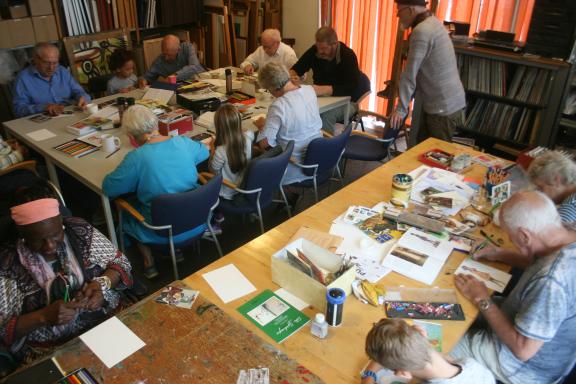 Ouderen in atelier