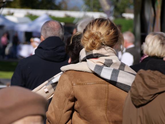 mensen op straat van de achterkant gezien