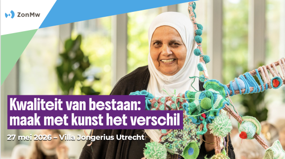 Een oudere dame met een witte hoofddoek staat met een gepunnikt kunstwerk in haar hand en lacht naar de camera. Op de afbeelding staat de tekst: "Kwaliteit van bestaan: maak met kunst het verschil" "27 mei 2026, Villa Jongerius Utrecht"