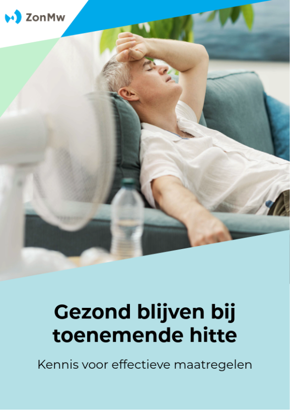 Voorpagina signalement 'Gezond blijven bij toenemende hitte: kennis voor effectieve maatregelen'. Foto met man die het warm heeft en thuis verkoeling zoekt bij een ventilator en een flesje water.
