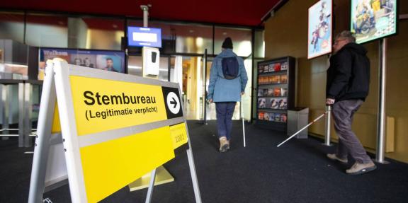 Politieke participatie bij de ingang van het stembureau