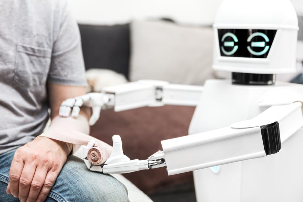 Robot doet een verbandje om de arm van een man