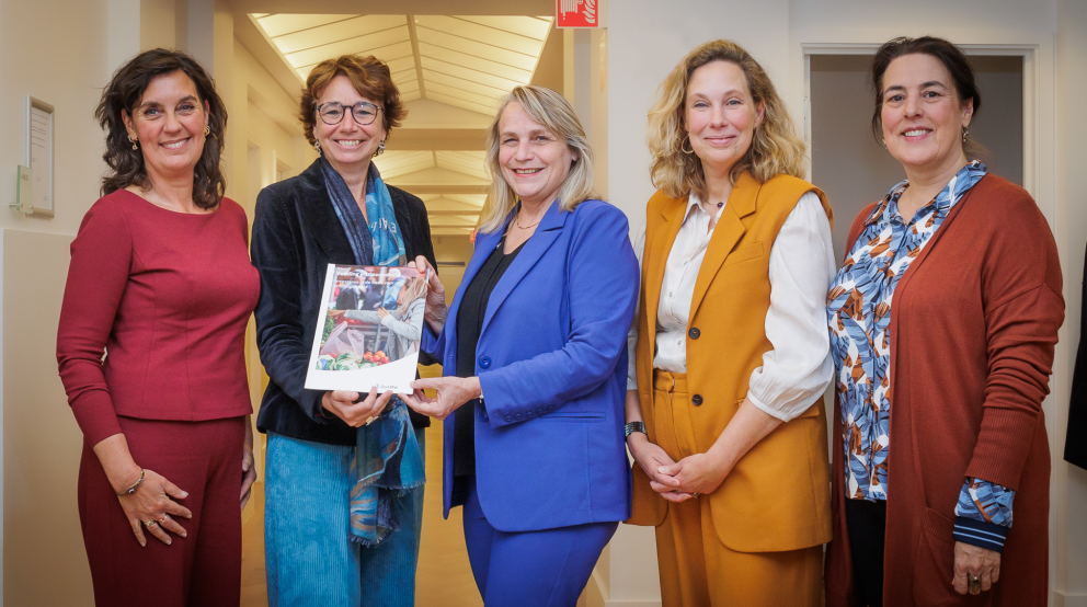 Vijf vrouwen op de foto die het signalement vasthouden