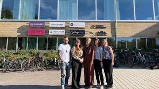 Håkan Backman, Annica Backman, Birgitta Olofsson, Marjon van Rijn en Cindy de Bot staan samen voor de Umeå Universiteit