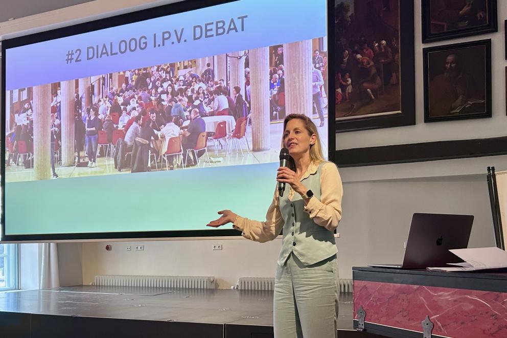 presenterende vrouw