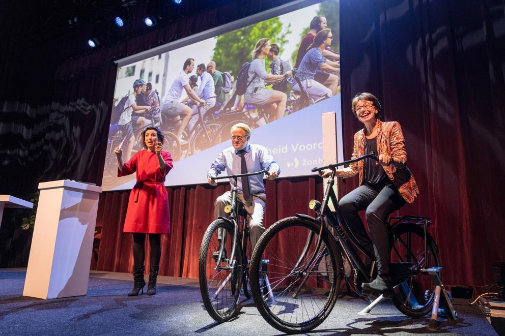 Startbijeenkomst Fietsveiligheid Voorop fietsmoment minister en directeur ZonMw