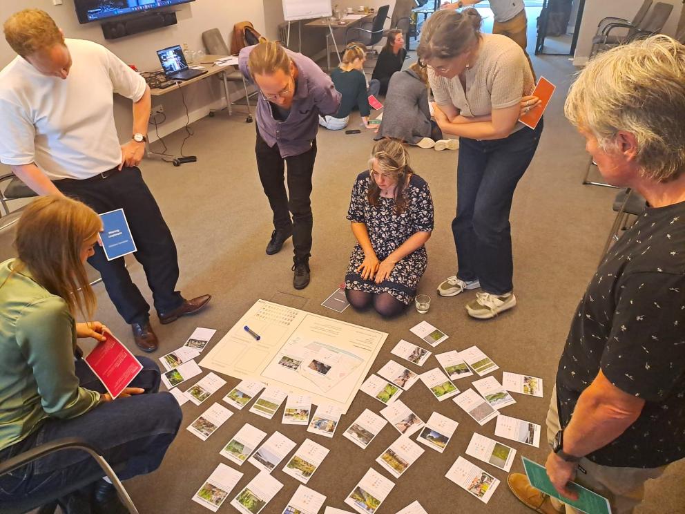 Deelnemers stakeholdersbijeenkomst BENIGN en MANTRA brainstormen rondom kaartjes op de grond.
