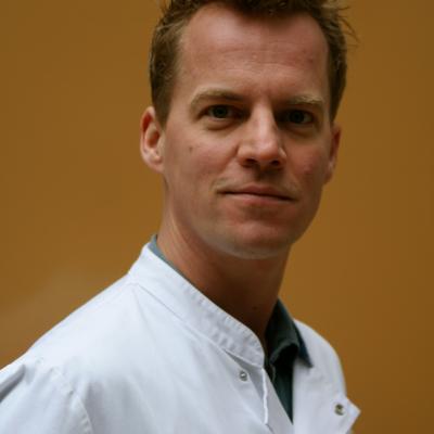 Portretfoto van Gijs van Couwelaar