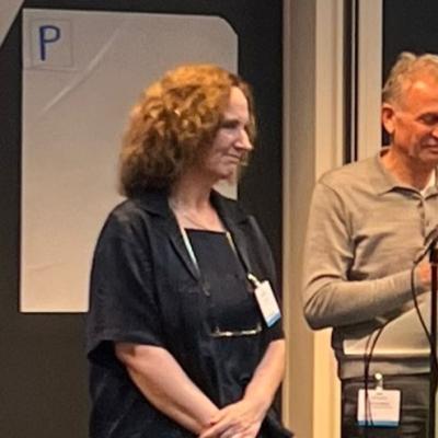 Dick de Zeeuw en Monique Al tijdens de presentatie op het GGG-congres