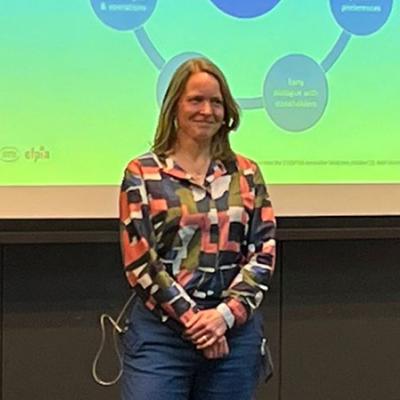 Mira Zuidgeest tijdens haar presentatie op het GGG-congres 2024