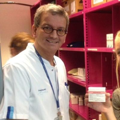 Mathieu van der Jagt en Lisa Smit met doosje haloperidol