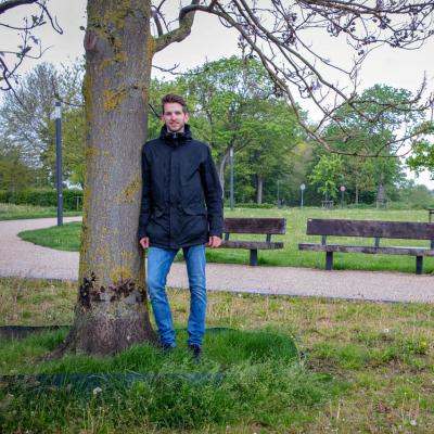 Foto van Dorus Gevers in een groene omgeving